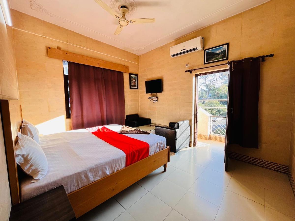 Hotel Raj Golden & Restaurant Pālampur Exterior photo