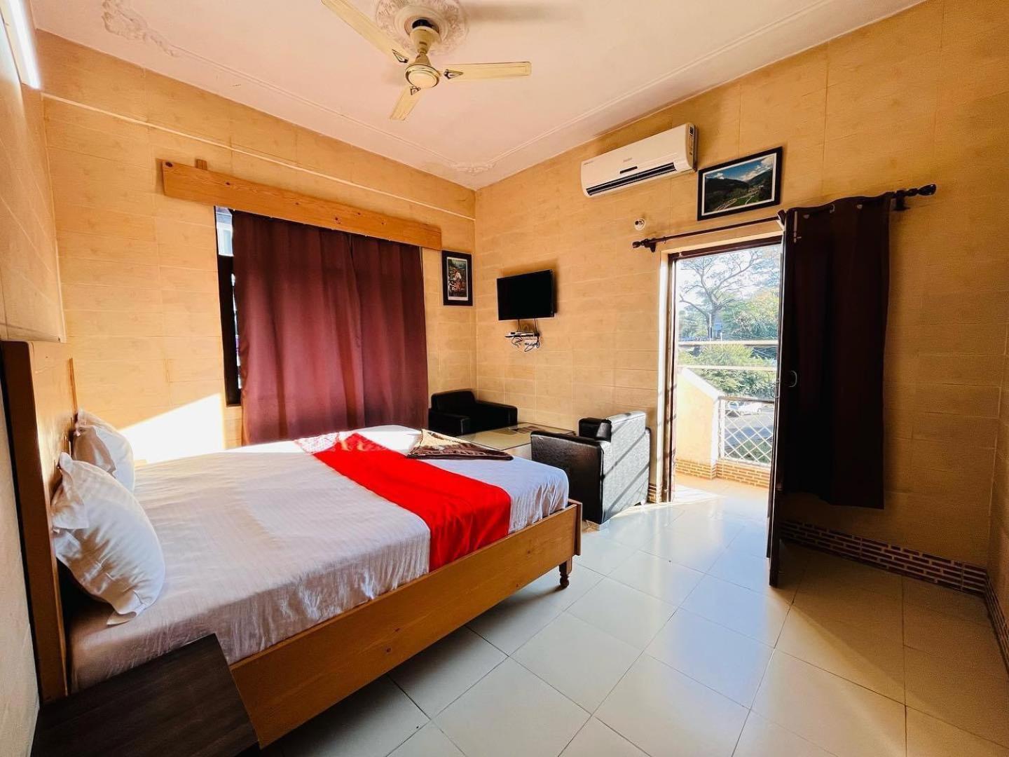 Hotel Raj Golden & Restaurant Pālampur Exterior photo